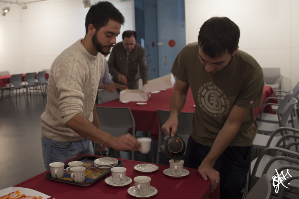 Ismael y Jonathjan sirviendo café